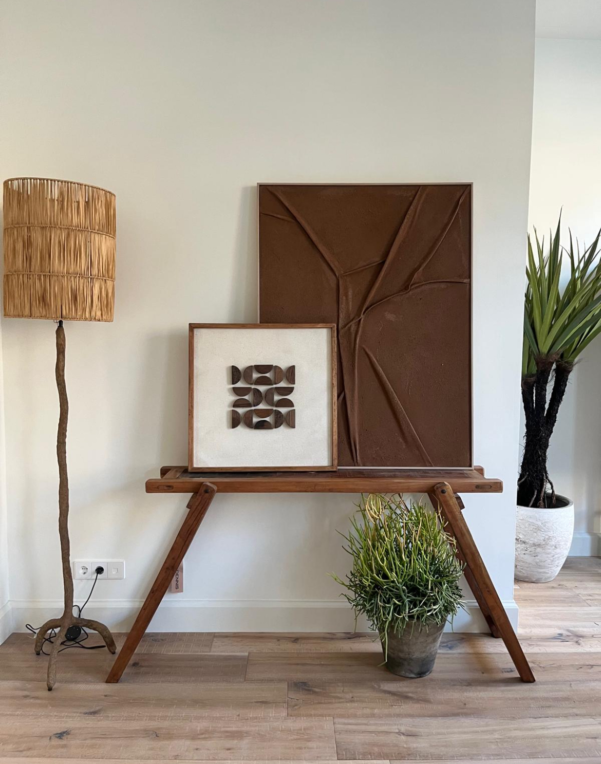 Console met kunst in de winkel