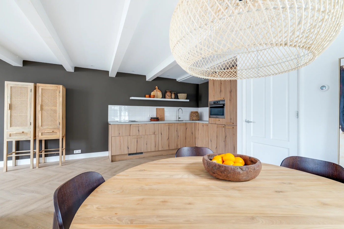 Eethoek en keuken met styling door BYDENNIS